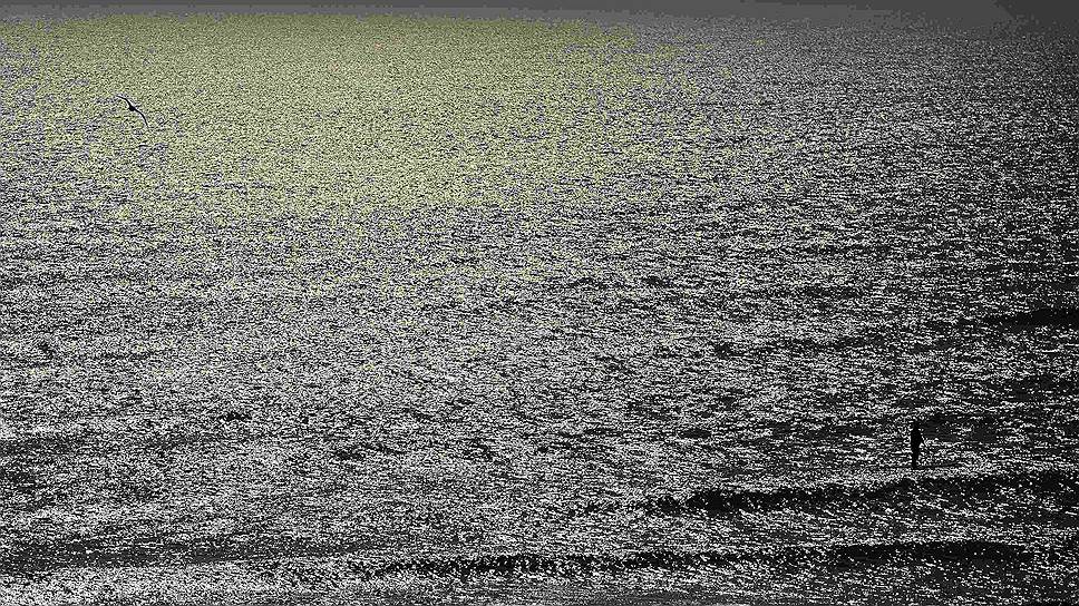Серфер на волнах Северного моря у берегов Бродстейрса, Англия