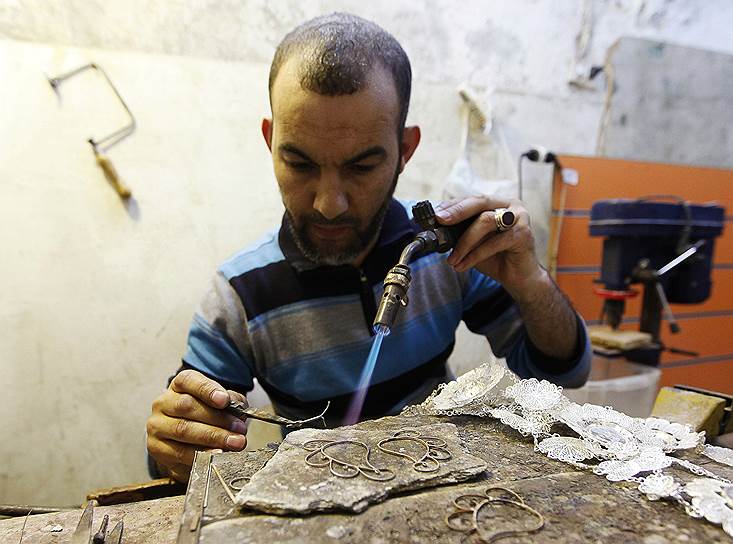 Ювелир в своей мастерской в Триполи