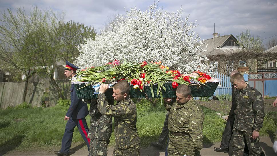 Церемония прощания с жителями Славянска, погибшими в результате перестрелки в селе Былбасовка в ночь на 20 апреля