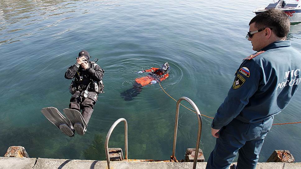 Спасатели МЧС в ходе обследования прибрежной морской зоны Алушты. До начала курортного сезона в Крыму будет проверено более 500 пляжей и мест массового отдыха