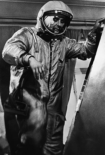1967 год. Космонавт Владимир Комаров погиб при завершении программы полета «Союз-1», когда во время спуска на Землю не вышел основной парашют спускаемого аппарата. Стропы запасного парашюта скрутились из-за вращения спускаемого аппарата. Его дублером при подготовке к этому полету был Юрий Гагарин