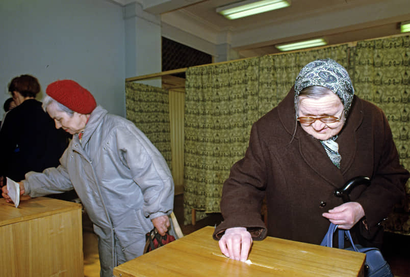 1993 год. На референдуме в России 58,7% населения поддержало политику Ельцина, но отвергло его предложение о роспуске Верховного Совета