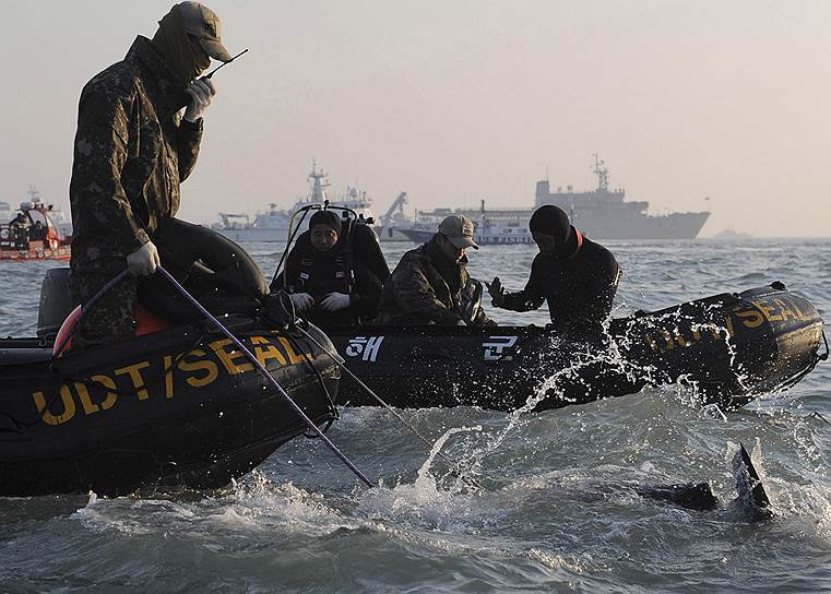 Поисково-спасательная операция на месте крушения южнокорейского парома Sewol