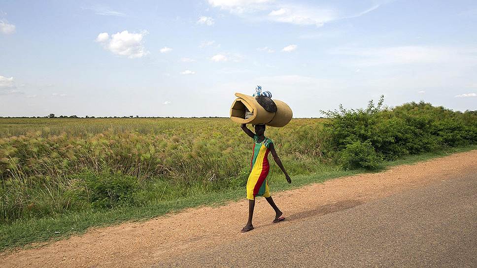 Жительница Бентиу в Южном Судане покидает город, в котором возобновились атаки повстанцев