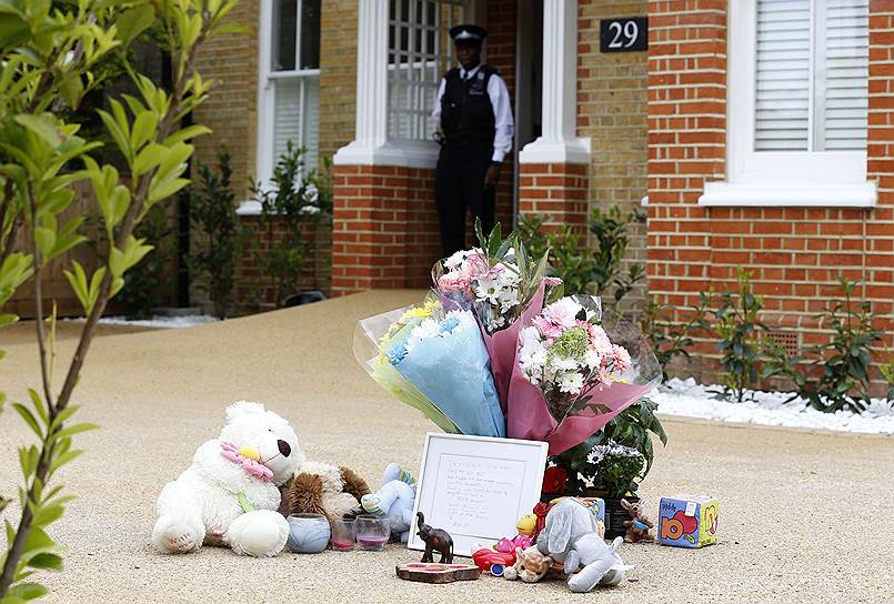 Цветы и игрушки рядом с домом на юго-западе Лондона, в котором были найдены тела троих детей