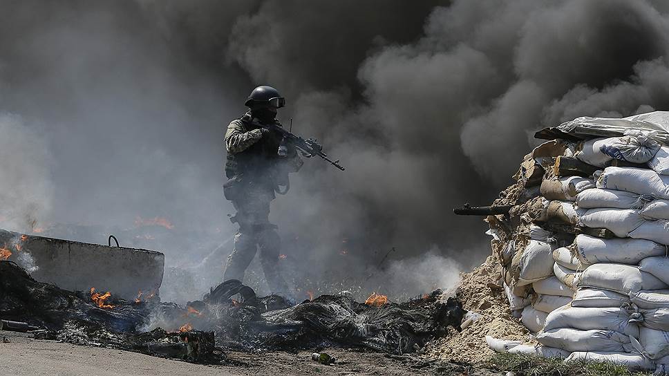 Сторонники федерализации Украины, контролирующие Славянск, опасаются, что предстоящей ночью силовики предпримут новую попытку штурма