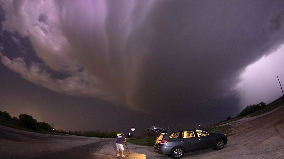 Американский «охотник за бурями» Брэд Мэк настраивает аппаратуру в Грэхэме, штат Техас