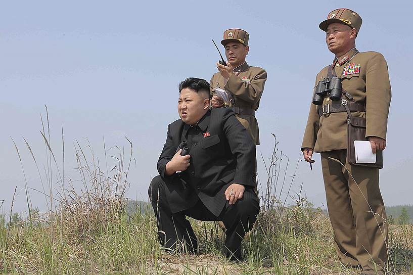 Лидер КНДР Ким Чон Ын следит за учениями северокорейских ракетчиков
