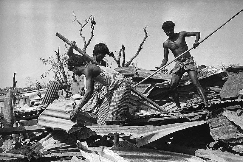 1989 год. Самый разрушительный торнадо в истории унес жизни более 1 300 человек в Бангладеш, более 80 тыс. человек остались без крыши над головой