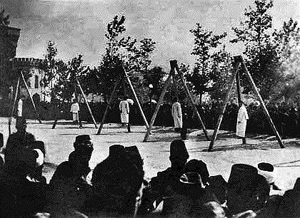 Согласно наиболее распространенной версии, геноцид армян проводился властями Османской империи в 1915 году. В качестве способов устранения использовалось физическое уничтожение и перемещение населения в условиях, приводящих к неминуемой смерти
