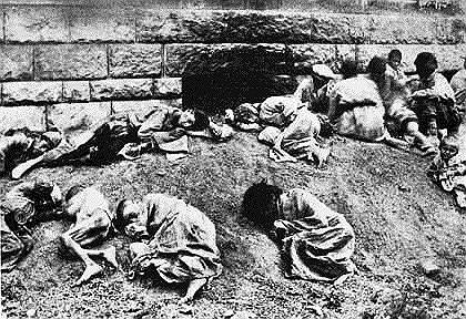В 1915 году Франция, Великобритания и Россия приняли декларацию, по которой массовые убийства армян стали первым признанным преступлением против человечества. Позднее геноцид признали и ряд международных организаций, включая Совет Европы и комиссию ООН по военным преступлениям
