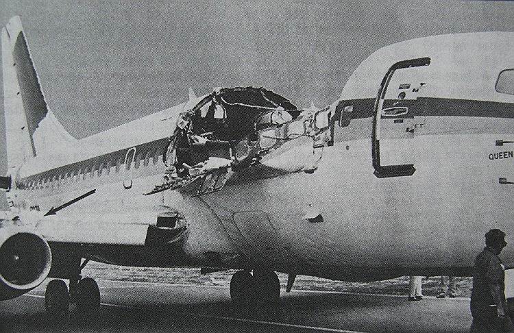 1988 год. Во время полета Boeing 737-200 Aloha Airlines из Хило в Гонолулу неожиданно оторвалась часть фюзеляжа лайнера. Погибла бортпроводница. Пилоты смогли успешно посадить самолет на острове Кауаи