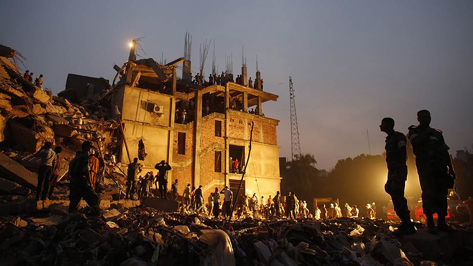 Западные компании обещали улучшить ситуацию с безопасностью, после того как около 120 человек погибли при пожаре на фабрике одежды в Дакке в ноябре 2012 года
