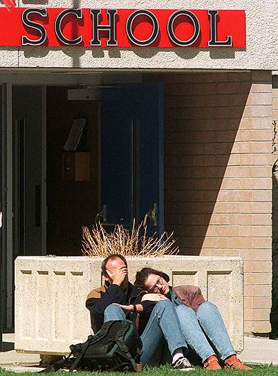 1999 год. 14-летний Тодд Смитт Кэмерон открыл стрельбу из винтовки 22-го калибра в школе W. R. Myers High School в Канаде. Погиб один учащийся, еще один школьник получил ранения. Стрелка нейтрализовал учитель физкультуры