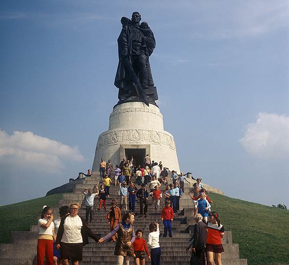 2004 год. Памятник советскому солдату с девочкой на руках вернулся в берлинский Трептов-парк. Осенью 2003 года памятник был разобран и увезен на реставрацию. Капитальный ремонт 40-тонной фигуры длился полгода и обошелся германской казне в €1,5 млн 