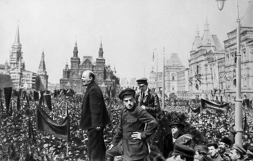 1917 год. В Москве на Красной площади состоялось торжественное открытие памятника Степану Разину. На мероприятии с речью выступил Владимир Ленин