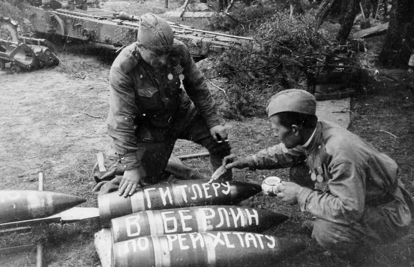 1945 год. Солдаты Красной армии начали штурм Рейхстага