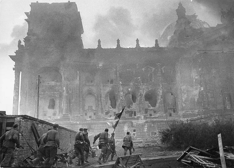 1945 год. Командующий обороной Берлина Гельмут Вейдлинг подписал приказ о капитуляции немецких войск