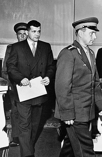 1960 год. В районе Свердловска сбит американский самолет-разведчик U-2, пилотировавшийся летчиком Фрэнсисом Пауэрсом (второй слева)