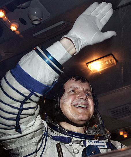 Американский предприниматель Чарльз Симони стал пятым туристом, побывавшим на МКС. Он был на станции дважды — в 2007 и 2009 годах. За каждый полет заплатил по $35 млн