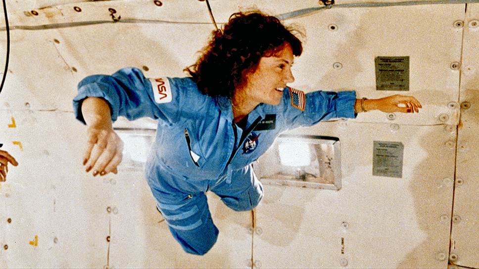Первой космической туристкой должна была стать простая американская учительница Криста Маколифф. Однако в 1986 году она погибла на борту взорвавшегося в воздухе шаттла «Челленджер» 