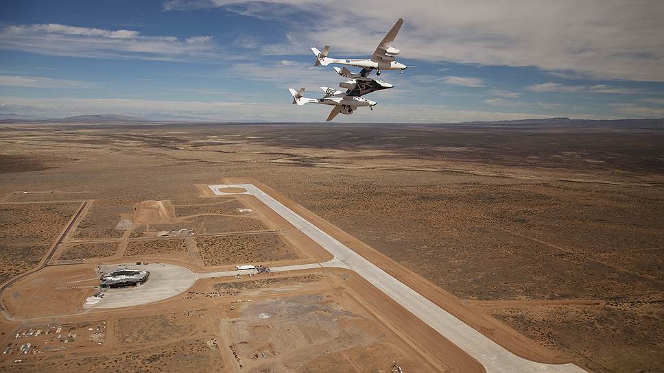 21 июня 2004 года в космос вышел первый в мире частный управляемый космический корабль «SpaceShipOne», способный нести на борту трех пассажиров. В 2010 году компания Virgin Galactic представила корабль SpaceShipTwo (на фото), способный поднять уже шестерых туристов в космос. В ходе испытаний 31 октября 2014 года аппарат потерпел крушение в пустыне Мохаве