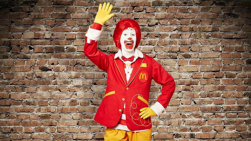 McDonald`s меняет имидж Роналда Макдоналда: вместо привычного комбинезона он теперь будет носить брюки-карго и жилет, а по праздникам наденет галстук-бабочку и красный пиджак