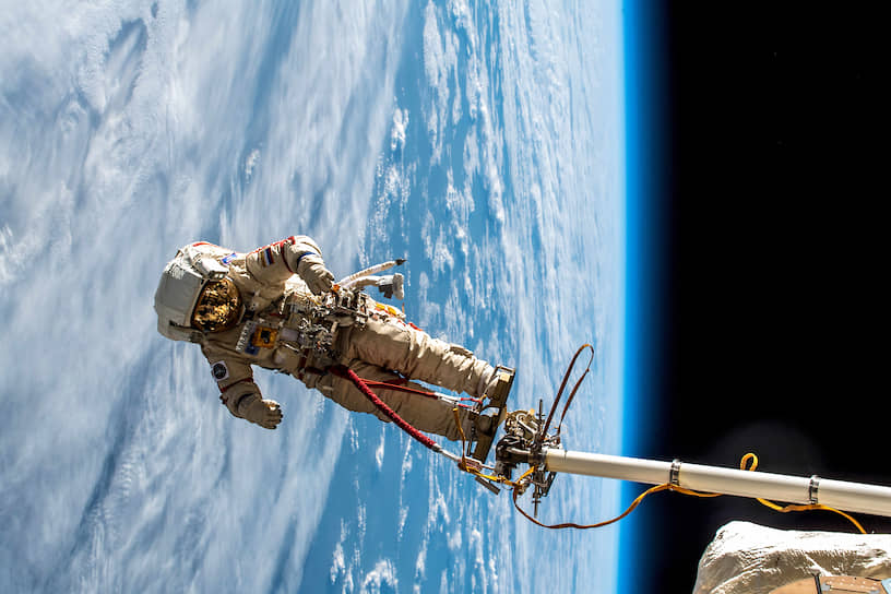 Ракетно-космическая корпорация «Энергия» и компания Space Adventures Inc. в 2020 году подписали первый в истории контракт на выход космического туриста в открытый космос в 2023 году