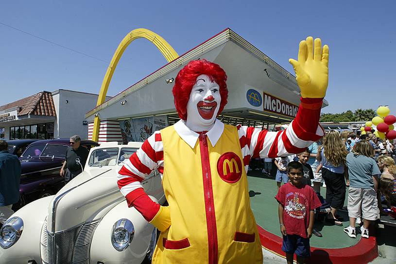 Смена имиджа символа McDonald`s проводится в рамках стратегии по продвижению в соцсетях: уже был создан хэштег #RonaldMcDonald. Таким образом компания пытается привлечь новых клиентов на фоне спада продаж на ключевом рынке — в США