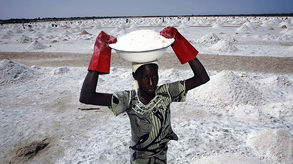 Рабочий, добывающий соль, в Сенегале