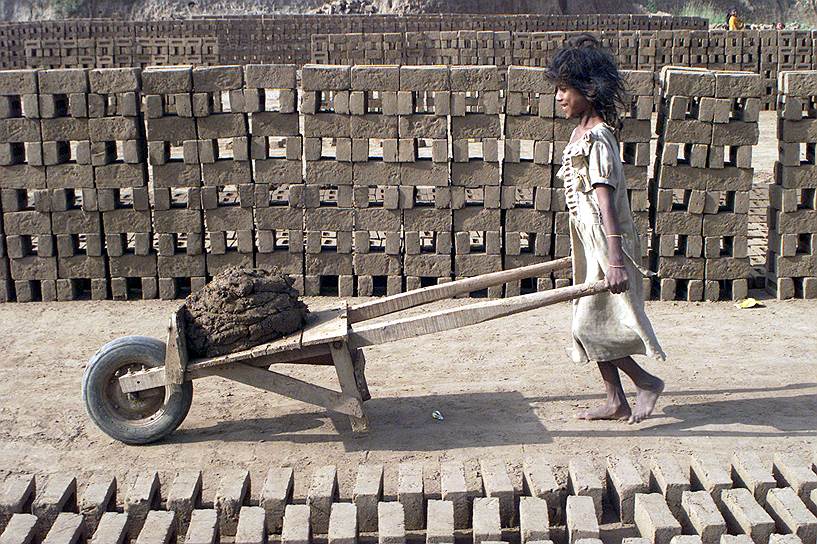 10-летняя девочка-рабочий на строительном заводе в Индии