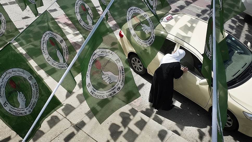 Женщина ловит такси в Сулеймании, Ирак