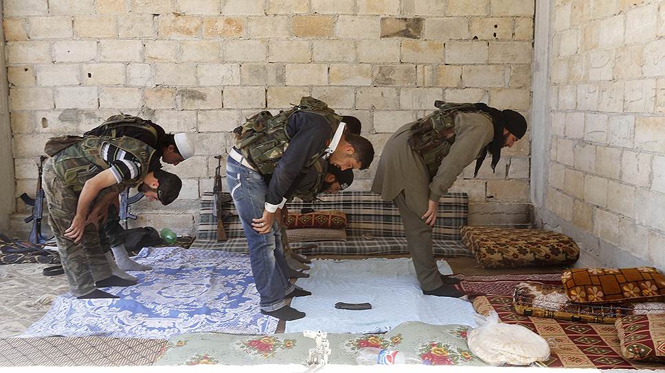 Молитва сирийских повстанцев в Морке
