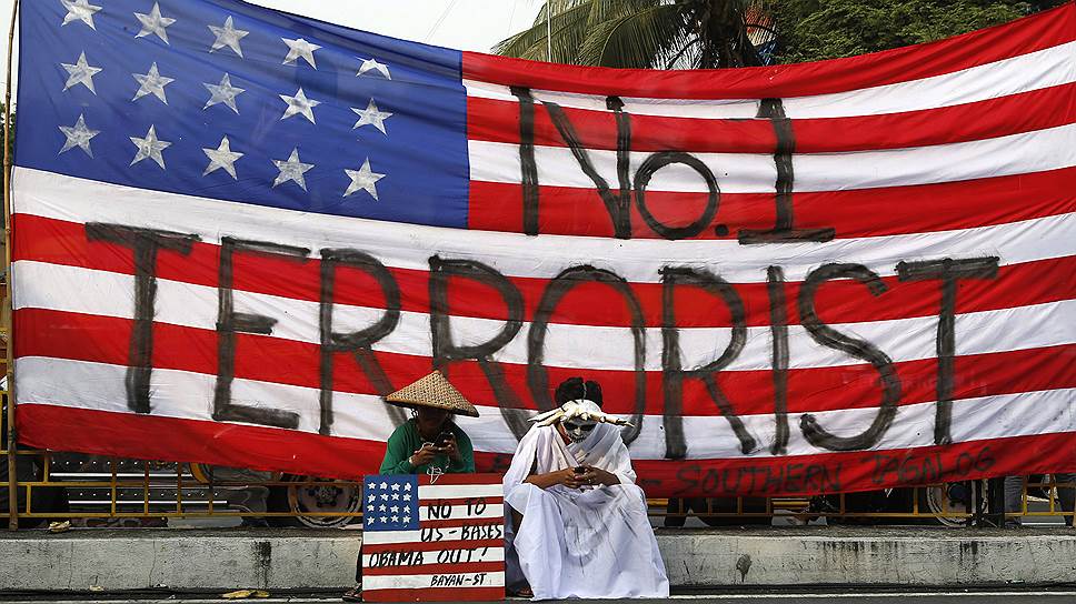 Жители Манилы перед акцией протеста против визита президента США Барака Обамы на Филиппины