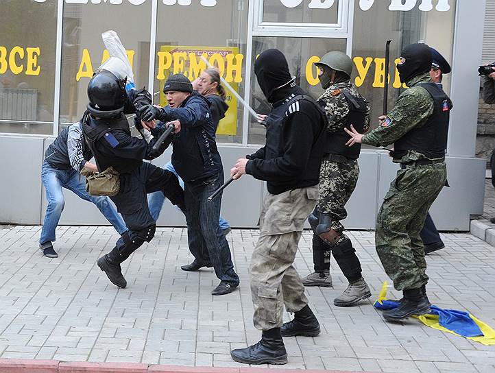 Столкновения между сторонниками федерализации Украины и проукраинскими активистами во время марша «За единую Украину» в Донецке