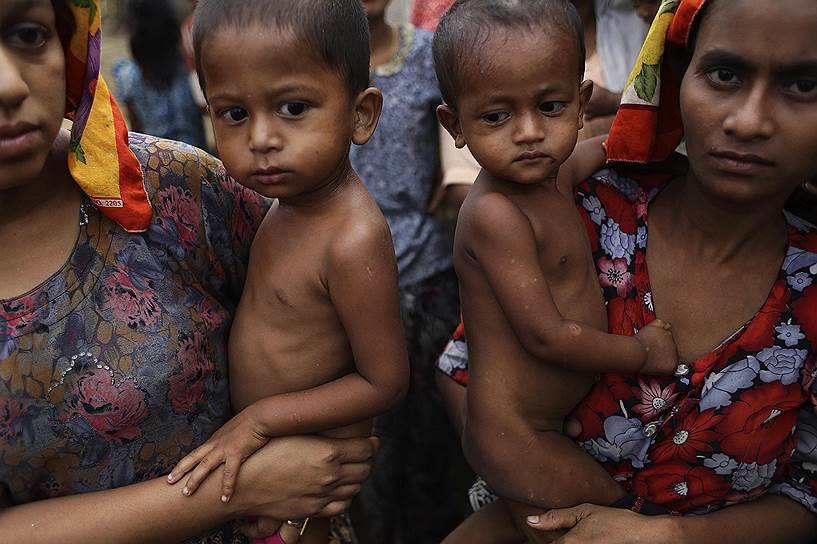 Тысячи мусульман-рохинья, живущие в лагерях для беженцев в Мьянме, остались без еды, воды и лекарств после того, как гуманитарные организации были вынуждены покинуть страну из-за нападок буддистов, требующих «убраться» из Мьянмы и «дать им самим решать свои проблемы» 