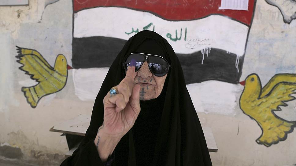 Женщина на избирательном участке во время парламентских выборов в Багдаде, Ирак