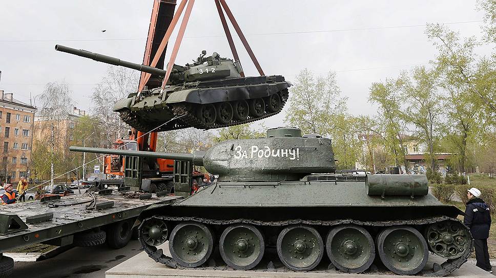 Установка танка T-62M1 на территории мемориала в Красноярске