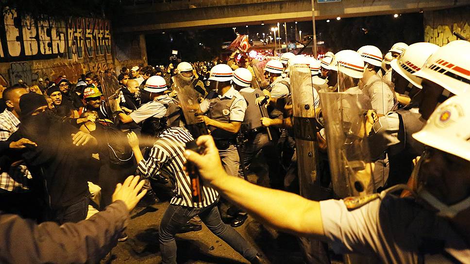 Столкновения демонстрантов с полицейскими во время акции в Сан-Паулу, Бразилия, против чемпионата мира по футболу-2014