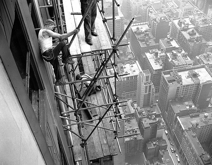 1 мая 1884 года в Чикаго началось строительство первого в мире небоскреба — здания Страховой компании, имевшего 10 этажей и 42 м высоты. Первая американская высотка, которая позднее была достроена еще на два этажа, просуществовала до 1931 года&lt;br> На фото: Эмпайр-стейт-билдинг в Нью-Йорке