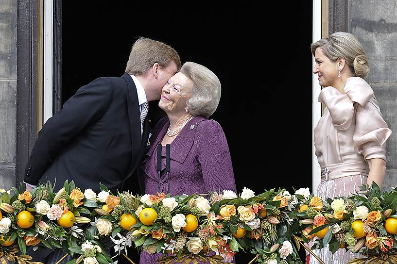 2013 год. Отречение от престола королевы Нидерландов Беатрикс (в центре), королем становится ее сын Виллем-Александр