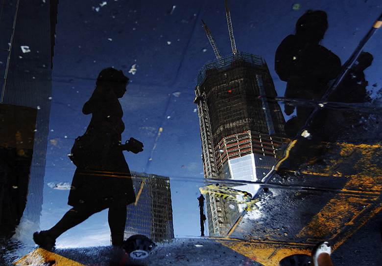 В 1931 году в Нью-Йорке открылся один из самых известных небоскребов в мире — 102-этажный Эмпайр-стейт-билдинг (общая высота 443 метра), который и сегодня остается самым высоким в городе. На некоторое время первенство перешло к построенным в 1973 году башням-близнецам Всемирного торгового центра, однако после трагических событий 2001 года оно вновь вернулось к Эмпайр-стейт-билдинг&lt;br> На фото: строительство нового здания Всемирного торгового центра в Нью-Йорке