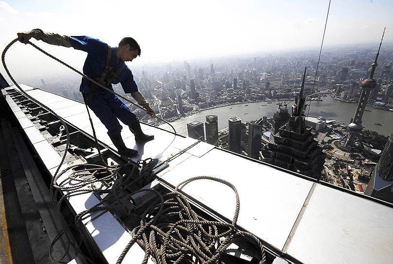 Одним из самых высоких небоскребов в мире считается здание Всемирного финансового центра в Шанхае (на фото). 492-метровая высотка была построена в 2008 году, и из-за своей необычной формы получила неофициальное название «открывашка» 