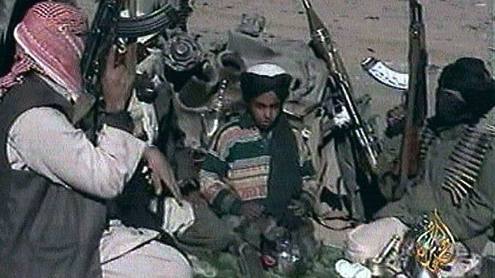 В январе 2006 года «Аль-Джазира» выпустила в эфир аудиообращение, в котором «террорист номер один» предложил Западу перемирие в обмен на вывод войск из Афганистана и Ирака&lt;br>На фото: Хамза бен Осама бен Ладен, один из сыновей Осамы бен Ладена