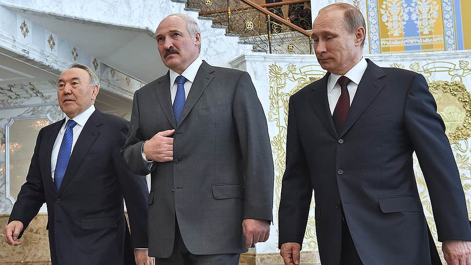 Слева направо: президент Казахстана Нурсултан Назарбаев, президент Белоруссии Александр Лукашенко и президент России Владимир Путин 