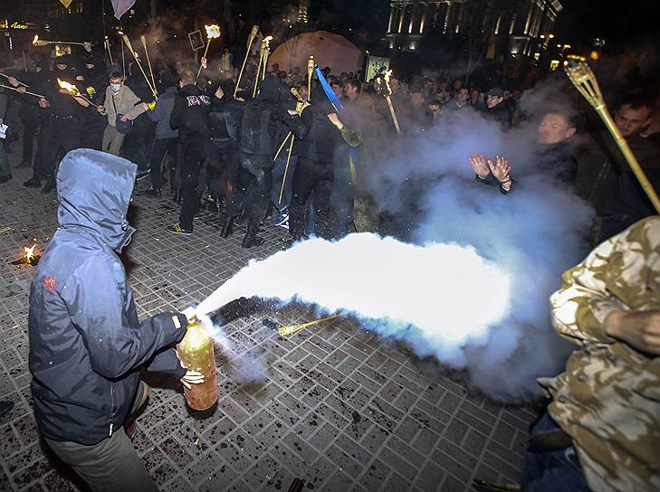 30 апреля. Массовая драка в Киеве между «Правым сектором» и «самообороной Майдана»
