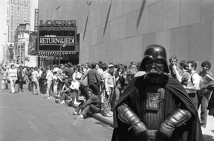 Нью-Йорк, США. Фанат в костюме Дарта Вейдера на Таймс-сквер перед премьерой «Возвращения джедая», 1983 год