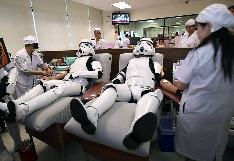 Бангкок, Таиланд. Поклонники «Звездных войн» в костюмах штурмовиков на благотворительной акции сдают кровь, 2014 год
