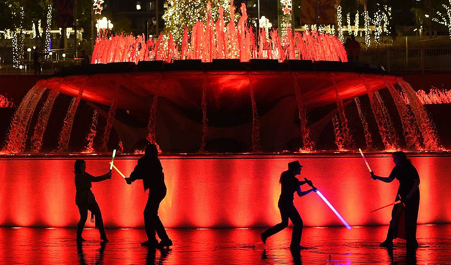 Лос-Анджелес, штат Калифорния (США). Поклонники киноэпопеи сражаются на световых мечах, 2017 год