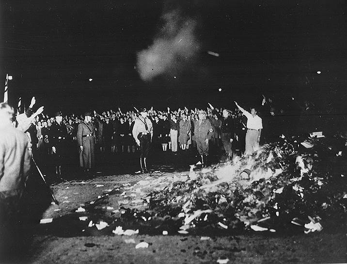 1933 год. Берлинские студенты, следующие идеям национал-социализма, демонстративно сожгли «противные немецкому духу» книги на площади Опернплац, положив начало массовому уничтожению литературы в Германии